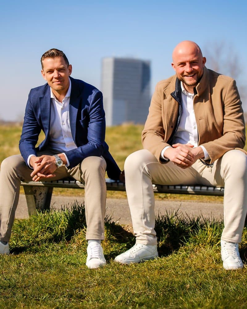 Tobias Bevelander en Ralf Willems, oprichters van Tulpiaan, voor de Toren-Noord in Apeldoorn